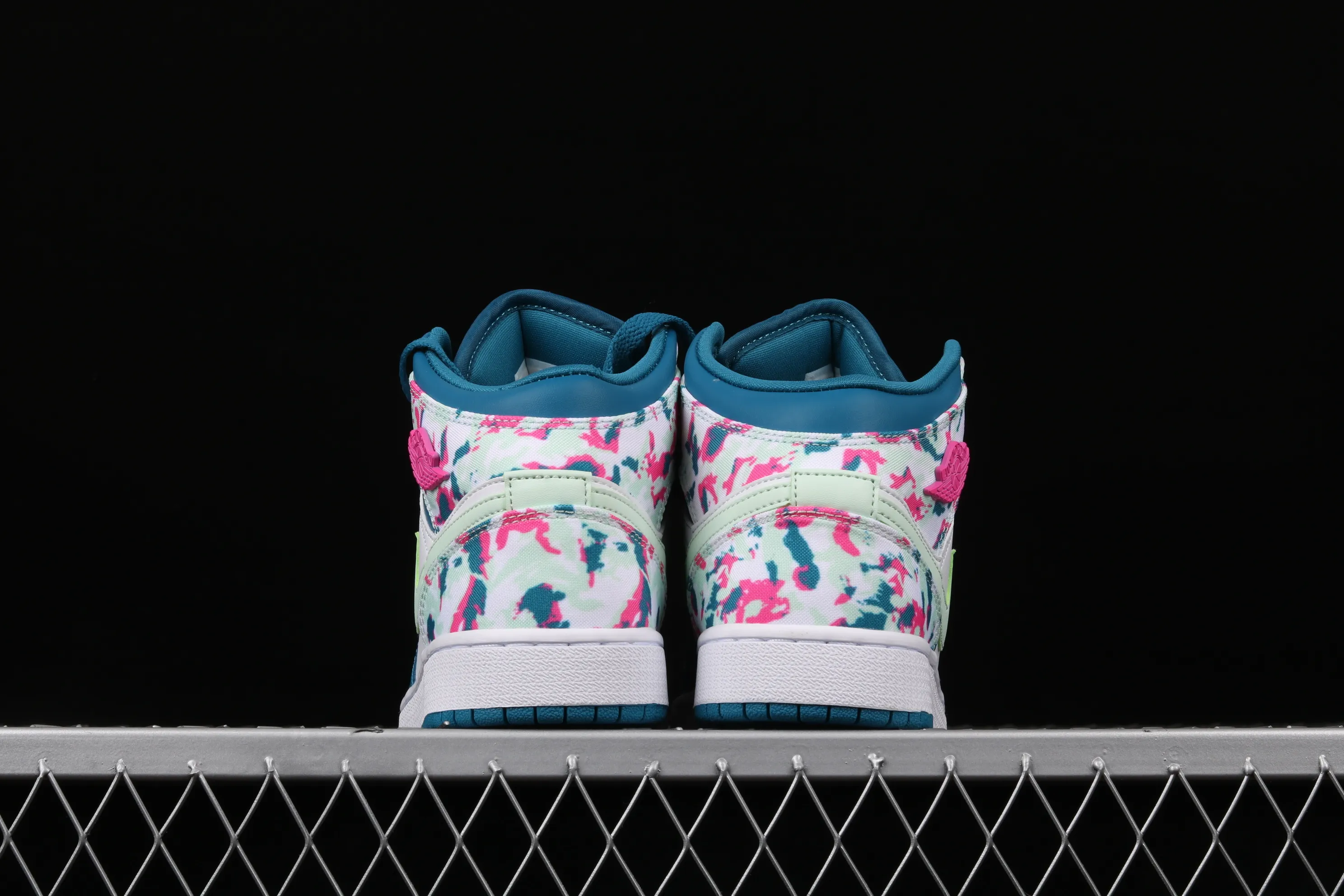 All categories Air Jordan Jordan series basketball shoes Air Jordan 1 Mid Air Jordan 1 Mid AJ1 Joe 1 mid-top cultural basketball shoes 555112-300